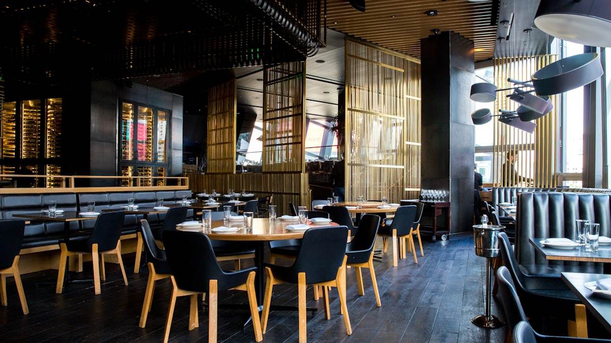 Forma obsługi wpływa na cenę bardziej niż samo menu