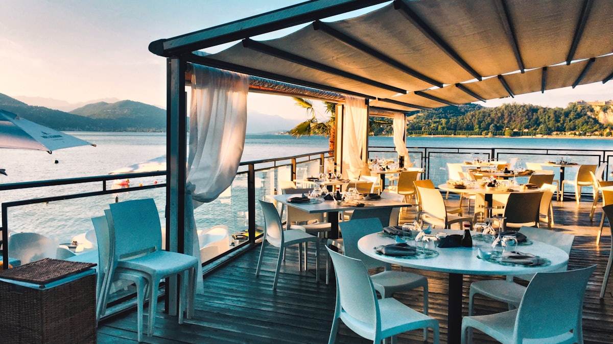 Catering na imprezę: ile kosztuje, ile zamówić i o co zapytać przed podpisaniem