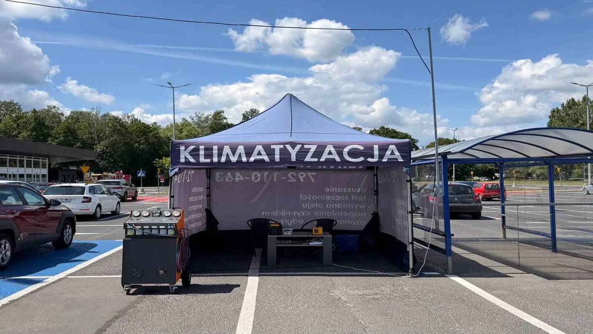 Punkt serwisowy klimatyzacji na parkingu przy ulicy Popławskiej w Pabianicach