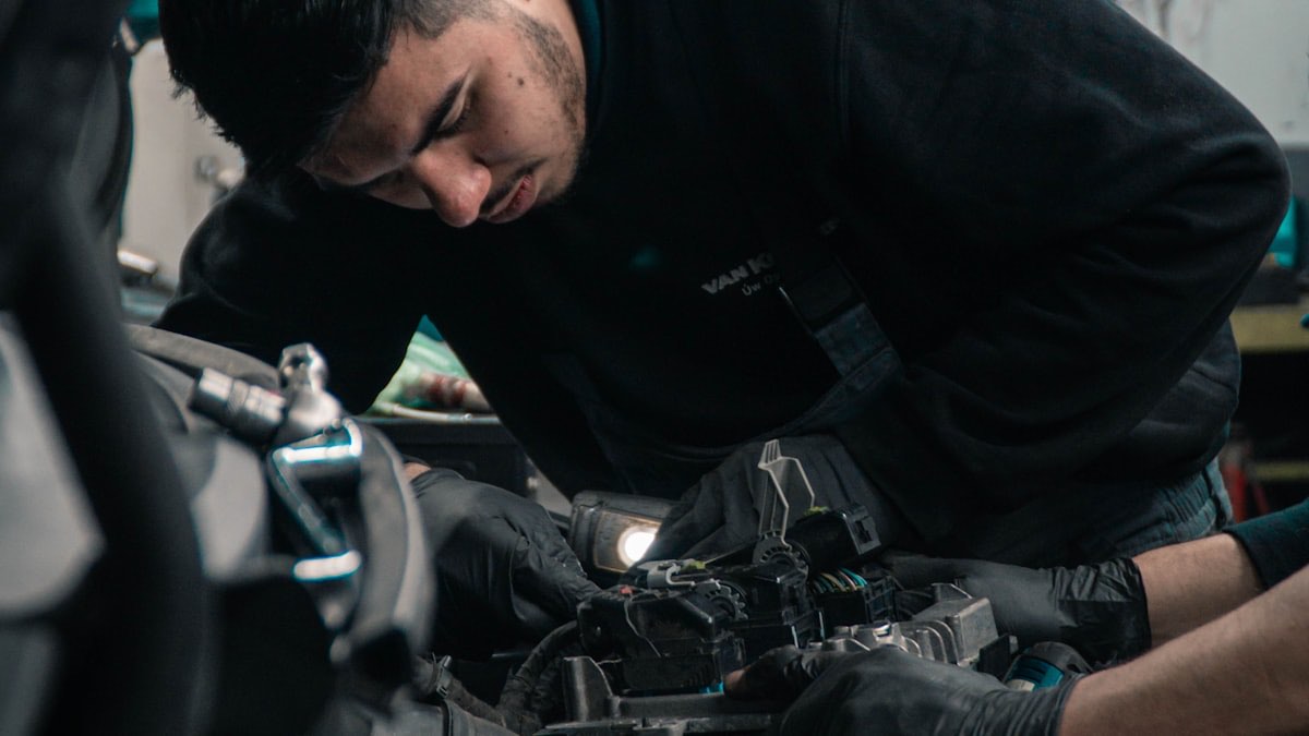 Uczciwy mechanik tłumaczy, co wymaga wymiany teraz, a co może poczekać